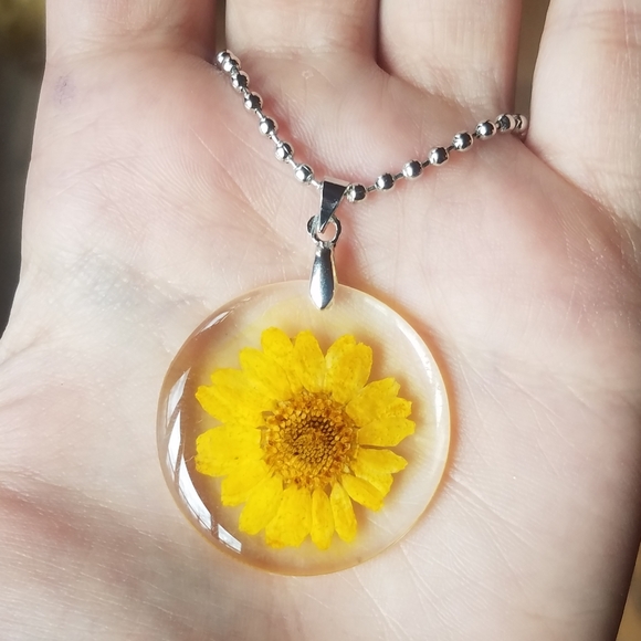 NWOT Dried Yellow Flower Necklace in Resin - Picture 3 of 7